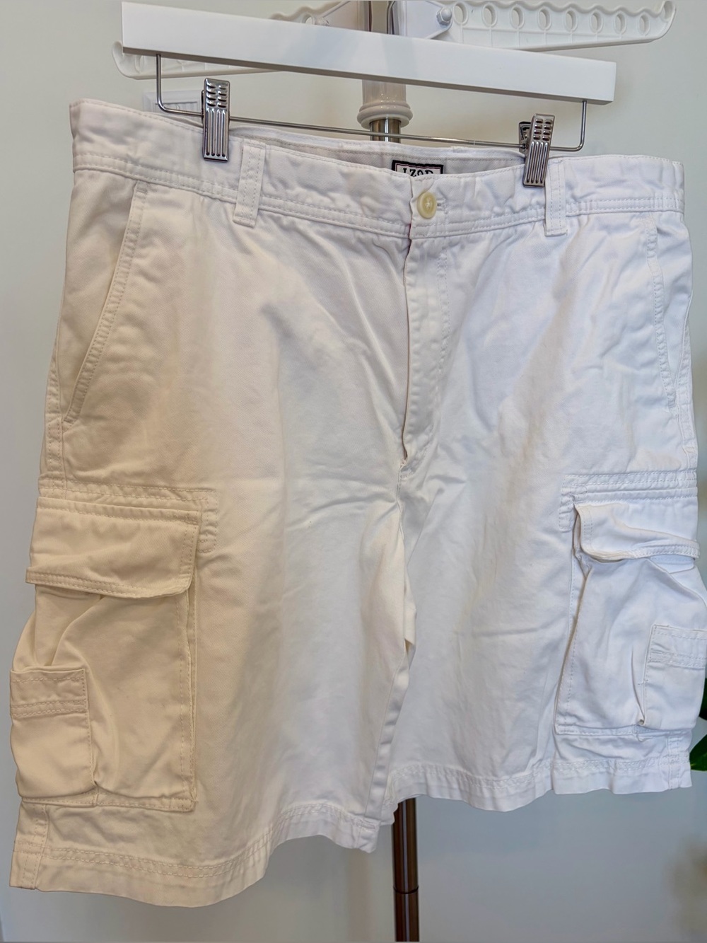 Men’s Izod White Cargo Shorts with Utility Pockets